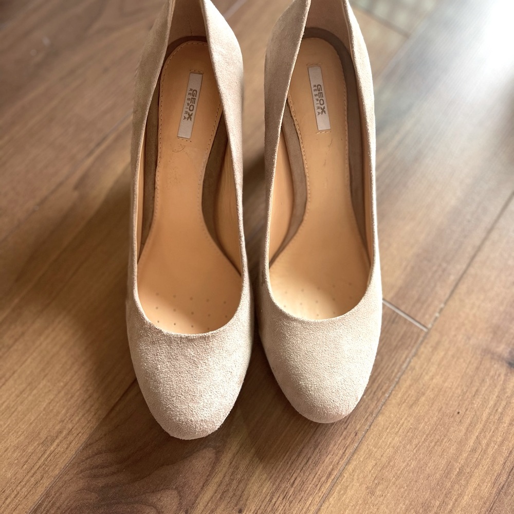 Suede beige high-heels shoes